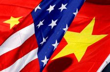 　５月１７日　中国国防省は１７日の声明で、中央軍事委員会国際軍事協力弁公室が１６日に米国防次官補と行ったビデオ通話で、中国が米国を批判したと発表した。写真は両国の国旗で、２０１１年１月に北京で撮影（２０２４年　ロイター／Jason Lee）