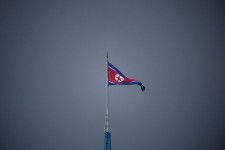 　５月１７日、韓国軍は北朝鮮が東岸の元山沖に短距離ミサイルを複数発発射したと発表した。 写真は北朝鮮の国旗。２０２２年７月代表撮影（２０２４年　ロイター）