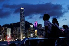 　香港政府は１７日、第１・四半期の域内総生産（ＧＤＰ）が前年同期比２．７％増だったと発表した。インバウンド観光需要とビジネス・娯楽関連の大型イベントが年内の経済成長を下支えするとの見通しを示した。２０２３年６月撮影（２０２４年　ロイター／Tyrone Siu）