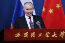 ロシアのプーチン大統領は１７日、米国の制裁政策はドルの信認を損ねていると指摘し、中ロは急拡大する両国貿易が、中国の銀行に対する制裁措置の影響を受けるのを回避する方策を見つけることになると述べた。提供画像（２０２４年　ロイター）