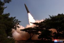 　北朝鮮の金正恩朝鮮労働党総書記が５月１７日、新たな誘導技術を搭載した戦術弾道ミサイルの実験を視察した。写真はKCNAが１８日に公開した発射実験の様子（２０２４年　ロイター）