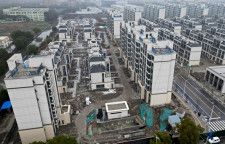 　５月１６日、中国当局は低迷する不動産市場のてこ入れ策として、市民に新しい住宅への買い換えを促すキャンペーンに乗り出し、関心も集まっている。写真は２月、上海の集合住宅の建設現場でドローンから撮影（２０２４年　ロイター/Xihao Jiang）