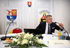 　５月１９日、 東欧スロバキアのフィツォ首相（写真）が銃撃された事件で、同国のシュタイエシュトク内相は単独の犯行ではない可能性があると述べた。スロバキアのHandlovaで１５日撮影（２０２４年　ロイター/Radovan Stoklasa）