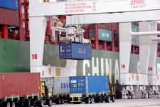 ５月１９日、 中国商務省は欧州連合（ＥＵ）、米国、日本、台湾から輸入されているエンジニアリングプラスチック（工業用樹脂）の一つであるＰＯＭ共重合体（コポリマー）を対象に反ダンピング（不当廉売）調査を開始した。写真は米カリフォルニア州ロングビーチの港で２０１８年４月撮影（２０２４年　ロイター/Bob Riha Jr.）