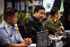 フィリピンは２０日、中国が南シナ海のスカボロー礁（中国名・黄岩島）を破壊していると非難し、同国に国際調査を受け入れるよう求めた。フィリピン国家安全保障会議のジョナサン・マラヤ報道官（写真中央）は記者会見で「当地の現状を警戒し、懸念している」と説明した。代表撮影（２０２４年　ロイター）