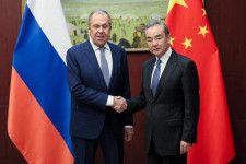 ５月２０日、中国の王毅外相は、カザフスタンの首都アスタナでロシアのラブロフ外相と会談し、中ロは相互支援を強化し、協力の基盤を安定させ、近隣地域の安全と安定を維持すべきだと訴えた。提供写真（２０２４年　ロイター／Russian Foreign Ministry）