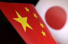 在日本中国大使館は２１日、日本の国会議員が２０日に台湾の頼清徳総統の就任式に出席したことについて、断固として抗議すると表明した。写真は中国と日本の国旗で２０２２年７月撮影（２０２４年　ロイター／Dado Ruvic）