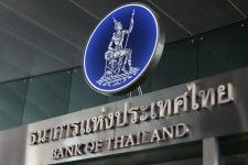 　５月２１日、タイのティラチャイ元財務相は、ピチャイ新財務相は中央銀行への圧力を控えており、金利を巡って立場を異にする政府と中銀は関係を改善するチャンスがあるとの見方を示した。写真はタイ中銀のロゴ。２０１６年４月、バンコクで撮影（２０２４年　ロイター/Jorge Silva）
