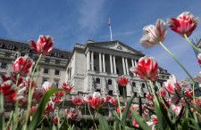 ５月２１日、 イングランド銀行（英中央銀行）のベイリー総裁は中銀は金融政策委員会（ＭＰＣ）会合後に毎回、記者会見を開くべきとする国際通貨基金（ＩＭＦ）の提案を検討すると述べた。ロンドンの同銀前で８日撮影（２０２４年　ロイター/Carlos Jasso）