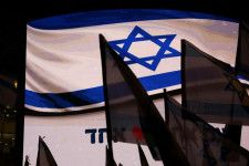 米格付け会社大手Ｓ＆Ｐグローバルは２１日、イスラエルの景気回復ペースが新型コロナウイルス危機脱出の時期などに比べて緩慢になるとの見通しを発表した。写真はイスラエル国旗。２０２４年５月１８日にイスラエル・テルアビブで撮影。（２０２４年　ロイター／Shannon Stapleton）