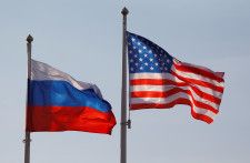 　５月２１日、米宇宙コマンドは、ロシアが先週、他の衛星を偵察・攻撃できる兵器とみられる人工衛星を打ち上げ、米政府の衛星と同じ軌道に投入したと述べた。写真は米国とロシアの旗。モスクワで２０１７年４月撮影（２０２４　ロイター／Maxim Shemetov）