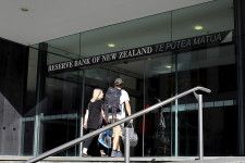 　５月２２日、ニュージーランド（ＮＺ）準備銀行（中央銀行）は、政策金利のオフィシャルキャッシュレート（ＯＣＲ）を５．５％に据え置いた。写真は同行の入り口。ニュージーランドのウェリントンで２０１６年３月撮影（２０２４　ロイター／Rebecca Howard）