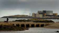 　５月２２日、英国は、ウェールズ北部に新たな大規模原子力発電所を建設する計画を表明した。写真は廃炉となったウィルファ原子力発電所。イギリスのアングルシー島で２０１９年１月撮影（２０２４　ロイター／Phil Noble）