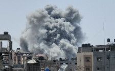 　５月２１日、イスラエル軍は、パレスチナ自治区ガザ北部ジャバリアで攻勢を強め、住民によると、病院が攻撃を受けたほか、住宅地域が空爆や戦車で破壊された。写真は、１８日にイスラエルによってジャバリアの難民キャンプが空爆される様子。パレスチナのガザで１８日撮影（２０２４　ロイター／Rami Zohod）