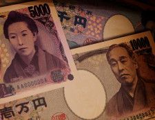 　５月２２日、東京円債市場で新発１０年国債利回り（長期金利）が１．００％と、２０１３年５月以来の高水準を付けた。写真は円紙幣。２０２２年１１月撮影（２０２４年　ロイター/Kim Kyung-Hoon）