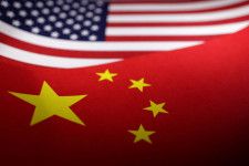 　中国外務省は２２日、米国の軍産複合体に関わる１２社とその幹部に制裁措置を取ると発表した。写真は米国と中国の国旗。４月撮影（２０２４年　ロイター/Dado Ruvic）