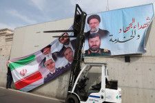 イランの首都テヘランで２２日、１８日にヘリコプター事故で死亡したライシ大統領らの大規模な葬儀が執り行われた。（２０２４年　ロイター/Mohamed Azakir)