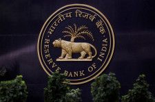 インド準備銀行（中央銀行）理事会は２０２４年度（２４年３月までの１年間）の配当として過去最高の２兆１１００億ルピー（２５３億ドル）を政府に支払うことを承認した。写真はインド中銀本部内にある中銀ロゴで２０２３年４月撮影（２０２４年　ロイター／Francis Mascarenhas）