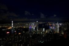スイスの世界的金融機関ＵＢＳが２２日発表した調査によると、超富裕層向け資産運用や管理を行う世界各地の「ファミリーオフィス」が短期と中期それぞれの最大のリスク要因として地政学的紛争を挙げたことが分かった。資料写真、２０１７年6月、香港（２０２４年　ロイター／Bobby Yip）