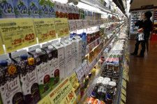 　５月２３日、日本チェーンストア協会が発表した４月の全国スーパーマーケット総販売額（４７社、９１５５店）は、店舗調整後で前年比０．４％増の１兆０１４６億円となった。写真は２０１５年２月、都内で撮影（２０２４年　ロイター／Yuya Shino ）