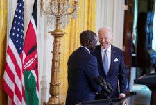 バイデン米大統領は２３日、国賓としてケニアのルト大統領をホワイトハウスに迎え、安全保障や債務問題を巡る新時代の協力を約束した。（２０２４年　ロイター/Nathan Howard）