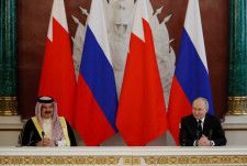 ５月２３日、バーレーンのハマド国王はプーチン・ロシア大統領と会談し、バーレーンとイランの国交再開を延期する理由はなく、イランとの関係改善を楽しみにしていると述べた。写真は同日、クレムリンで署名式に臨む同国王とプーチン氏。代表撮影（２０２４年　ロイター）