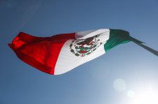 　５月２３日、新興国債券投資は、総合的な指数型から各国を選別する手法に変わりつつあるのではないか――。バンク・オブ・アメリカ（ＢｏｆＡ）の新興国債戦略グローバル責任者を務めるデービッド・ホーナー氏はロイターにこうした見方を示した。写真は投資を集めるメキシコの旗。同国ゲレーロで２０２１年２月撮影（２０２４　ロイター／Henry Romero）