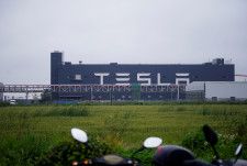 　米電気自動車（ＥＶ）大手テスラが３月以降、上海工場で人気車種「モデルＹ」の生産を２桁削減していることが業界データや関係筋の話で明らかになった。写真はテスラの上海工場。２０２１年５月撮影（２０２４年　ロイター／Aly Song）