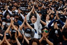 韓国サムスン電子の労働組合が２４日、ソウル市内の社屋近くで異例の集会を開き、経営側に公正な賃金の支給などを求めた。集会でパフォーマンスを観る参加者。（2024年　ロイター/Kim Soo-hyeon）