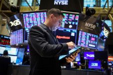 米国株式市場は反発し、ナスダック総合は終値ベースで最高値を更新した。８日撮影（２０２４年　ロイター/Brendan McDermid/File Photo）