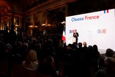５月２３日、ドイツの電子部品メーカー、ハーガー・グループは事業拡大に向けた新工場の建設場所を国内とフランスのどちらにするか迷った結果、フランスを選択した。写真は１３日、ベルサイユ宮殿で開かれた投資誘致イベントでスピーチするマクロン仏大統領。代表撮影（２０２４年　ロイター）