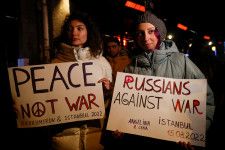 　５月２１日、 トルコにはロシアによるウクライナ侵攻後、欧米諸国の制裁逃れや徴兵忌避などの理由で大量のロシア人が移住した。写真は２０２２年３月、イスタンブールで、ロシアによるウクライナ侵攻に抗議するポスターを掲げる人々（２０２４年　ロイター/Dilara Senkaya）