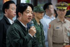 　台湾の頼清徳総統（左から２人目）は２６日、台湾周辺での軍事演習を終えた中国に対し、あらためて相互理解と和解を呼び掛けた。桃園市で２３日撮影（２０２４年　ロイター/Ann Wang）