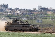 　５月２６日、イスラム組織ハマスの軍事部門「アル・カッサム旅団」のアブ・ウバイダ報道官は、パレスチナ自治区ガザ北部ジャバリアでの戦闘中にイスラエル兵を拘束したと明らかにした。写真はガザからイスラエルに戻った戦車。イスラエル南部で２月２９日撮影（２０２４年　ロイター/Amir Cohen）