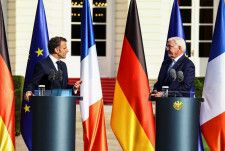 フランスのマクロン大統領（左）は２６日、ドイツに到着し、３日間の日程となる国賓訪問を開始した。来月の欧州議会選挙を前に、欧州連合（ＥＵ）の２大国として結束を示す。ベルリンで２６日撮影（２０２４年　ロイター／Liesa Johannssen）