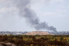 　イスラエル当局は、パレスチナ自治区ガザ最南部ラファでの軍事攻撃に関する国際司法裁判所（ＩＣＪ）の即時停止命令について、ある程度の軍事行動の余地を与えているとの見解を示した。写真はガザでの空爆で立ち上る煙。２５日撮影（２０２４年　ロイター/Thomas Suen）