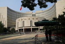 ５月２７日、    中国人民銀行（中央銀行）はこのほど、金融政策の伝達メカニズムを改善するため国債の売買を政策手段に加えると表明した。写真は北京の人民元で２０２２年９月撮影（２０２４年　ロイター/Tingshu Wang）
