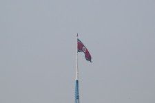 　北朝鮮は５月２７日夜、２基目となる軍事偵察衛星を打ち上げたものの、空中で爆発して失敗した。写真は北朝鮮の旗。韓国側から２０１９年９月撮影（２０２４年　ロイター/Kim Hong-Ji）
