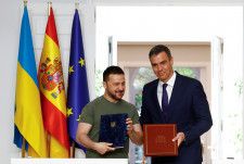 スペインのサンチェス首相（右）は２７日、ウクライナのゼレンスキー大統領（左）とマドリードで会談し、２国間の安全保障協定を締結した。（２０２４年　ロイター/Susana Vera）