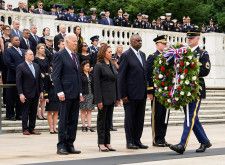バイデン米大統領（写真左）は２７日、首都ワシントン郊外のアーリントン国立墓地で行われた戦没将兵追悼記念日の式典に出席した。（２０２４年　ロイター/Ken Cedeno）