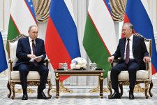 ロシアのプーチン大統領（写真左）は２７日、中央アジアのウズベキスタンを訪問し、首都タシケントでミルジヨエフ大統領と会談した。提供写真。（２０２４年　ロイター/Sputnik/Sergey Bobylev/Kremlin via REUTERS）