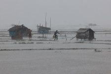 　５月２７日、バングラデシュとインドの沿岸地域では、今年初めての大型サイクロン襲来で暴風と豪雨に見舞われ、少なくとも１６人が死亡し、停電によって数百万人が影響を受けている。バングラデシュのサトキラで撮影（２０２４年　ロイター/Mohammad Ponir Hossain）