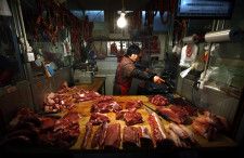 　５月２７日、中国企業が欧州連合（ＥＵ）からの輸入豚肉製品を対象に、反ダンピング（不当廉売）調査を当局に要請する計画だ。北京で２０１２年撮影（２０２４年　ロイター/David Gray）