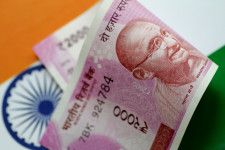 　５月２７日、インド国債がＪＰモルガンの新興国債券指数に組み込まれるのを前に、海外投資家はインドの長期債を購入している。写真はインドルピー紙幣。シンガポールで２０１７年６月撮影（２０２４　ロイター／Thomas White）