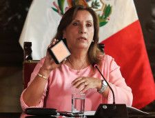 　南米ペルーのボルアルテ大統領（写真）が高価な腕時計などを受け取るなど収賄を行ったとして最高検は２７日、憲法に基づく告訴状を提出した。国家的スキャンダルで、議会審議が進めば罷免決議につながる可能性がある。写真はペルーの首都リマで４月撮影（２０２４年　ロイター/Sebastian Castaneda）
