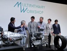 　５月２８日、トヨタ自動車は脱炭素社会の実現に向けた新型エンジンを開発すると発表した。写真は同日、都内で開かれたトヨタとＳＵＢＡＲＵ（スバル）、マツダの３社合同説明会で撮影（２０２４年　ロイター/Kim Kyung-Hoon）