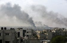 ５月２８日、国連パレスチナ難民救済事業機関（ＵＮＲＷＡ）は、パレスチナ自治区ガザ最南部ラファから過去３週間で約１００万人が退避したと発表した。写真は同日、イスラエルの攻撃を受けラファから立ち上る煙（２０２４年　ロイター/Hatem Khaled）