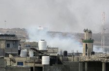　イスラエル軍によるパレスチナ自治区ガザ最南部ラファへの限定的作戦が始まって約３週間となる５月２８日、イスラエル軍の戦車数台がラファ中心部に到達した。写真は同日、イスラエルの攻撃を受けてラファから立ち上る煙（２０２４年　ロイター/Hatem Khaled）