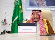 サウジアラビア国営メディアは２８日、肺の炎症で治療を受けていたサルマン国王（８８）（写真）が公務に復帰したと報じた。２０２０年１１月撮影（２０２４年　ロイター/Courtesy of Bandar Algaloud/Saudi Royal Court/Handout）