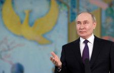 　ロシアのプーチン大統領は５月２８日、欧州の北大西洋条約機構（ＮＡＴＯ）加盟国がウクライナに西側の兵器を使ったロシア領内攻撃を容認する姿勢を示しているのは火遊びだと批判し、世界的紛争を引き起こす可能性があるとけん制した。ウズベキスタンのタシケントで代表撮影（２０２４年　ロイター）